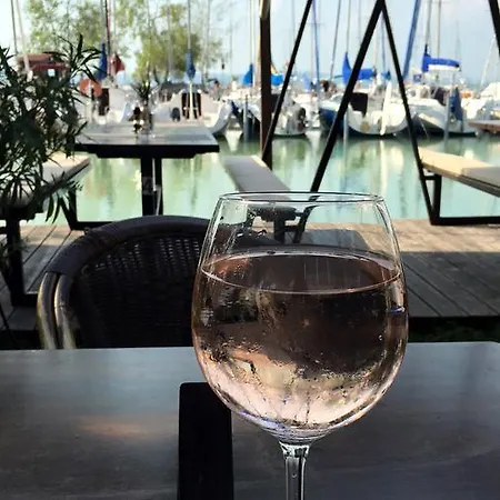 بيت ضيافة Calypso Lakeside & Lux