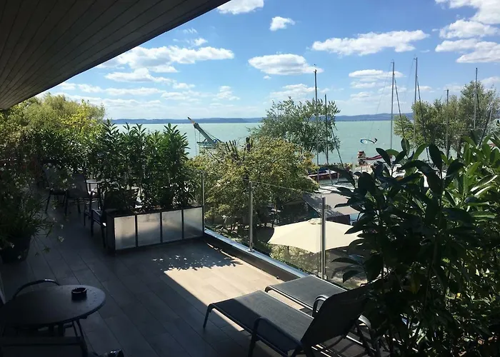 Calypso Lakeside & Lux בית הארחה 4*